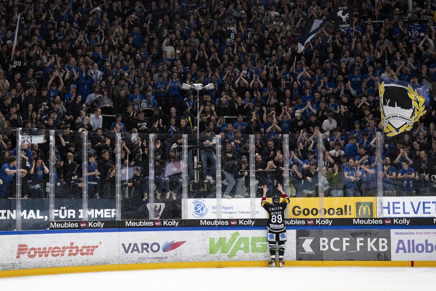 Andrey Bykov (HCFG), salue les spectateurs lors de son dernier match de sa carriere apres la defaite 2-4 et l&#039;elimination du Fribourg-Gotteron, HCFG, contre Lausanne HC, LHC, lors de l&#039;acte  ...