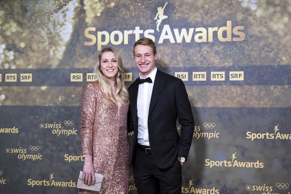 Skifahrer Marco Odermatt posiert mit Partnerin Stella Parpan auf dem goldenen Teppich vor der Verleihung der Sports Awards 2022, am Sonntag, 11. Dezember 2022 in Zuerich. (KEYSTONE/Alexandra Wey).