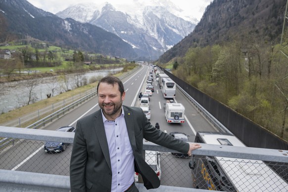 Der Urner Nationalrat Simon Stadler begutachtet den Gotthardstau waehrend eines Medientermins von einer Autobahnbruecke an der Autobahn A-2 in Silenen vor dem Gotthardtunnel in Richtung sueden, am Don ...