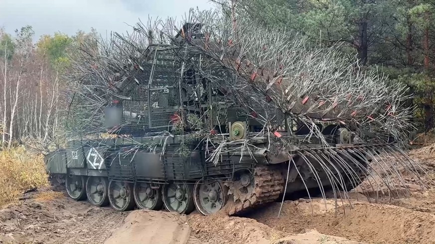 Ici, un char russe T-72B3 porc-épic, photographie dans la région de Lougansk, en Ukraine.