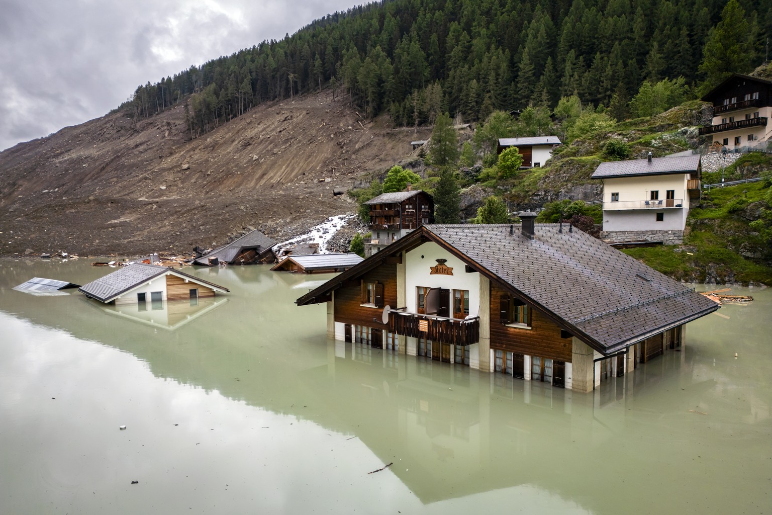epaselect epa12156954 An aerial view shows a destroyed house in the water from the river Lonza after the formation of a lake on the last houses of the village of Blatten, after a massive avalanche, tr ...