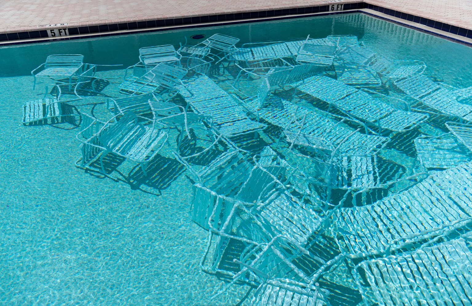 Les chaises de piscine sont stockées sous l'eau en prévision de l'arrivée de l'ouragan Ian à Harborside Condominiums, South Pasadena, Floride, le 26 septembre.