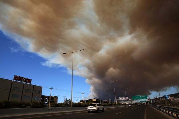 epaselect epa11545601 Thick smoke covers the National Highway in Athens from a wildfire that broke out in a farmland and forest area in Varnavas, Attica region, Greece, 11 August 2024. The fire brigad ...