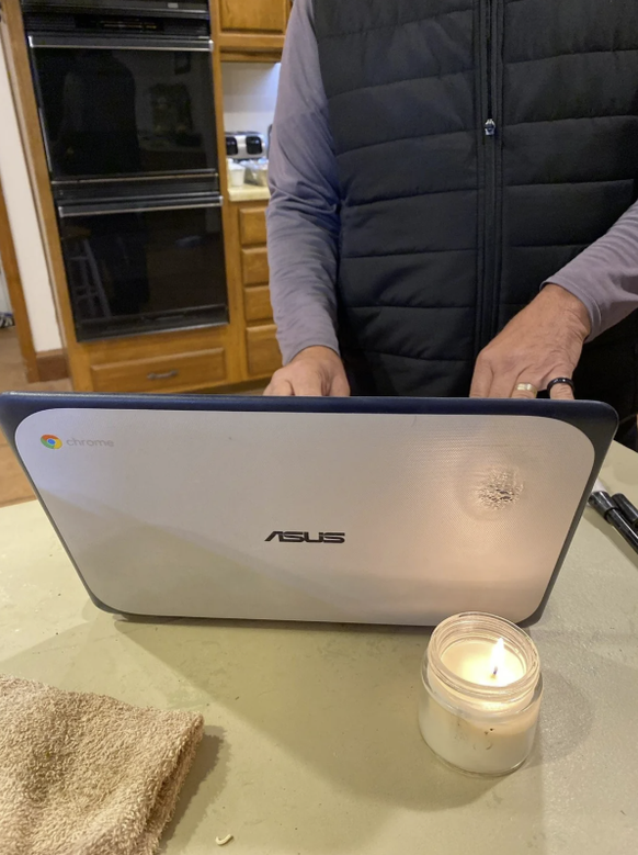 Die lustigsten Fails er Woche: Verbrannter Laptop wegen Kerze