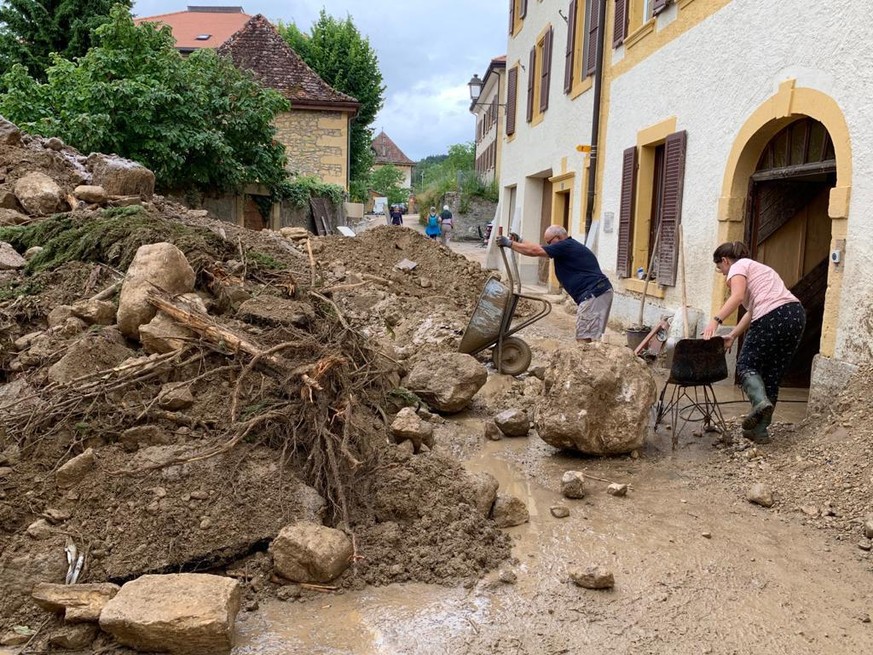 Les habitants paient de leur personne. Cressier (NE), 25 juin 2021.