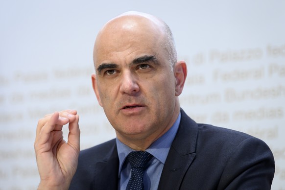 Bundesrat Alain Berset spricht waehrend einer Medienkonferenz ueber die Volksinitiative Kinder und Jugendliche ohne Tabakwerbung, am Donnerstag, 9. Dezember 2021 in Bern. (KEYSTONE/Anthony Anex)