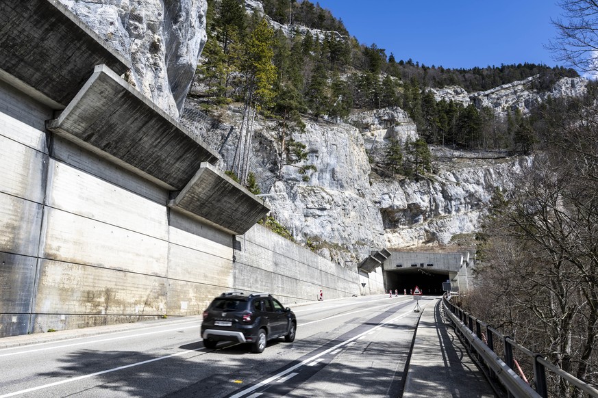 Une vue de l'entree du tunnel de La Clusette, sur la route principale H10 au Val-de-Travers, apres quatre ans de travaux le vendredi 3 avril 2026 entre Brot-Dessous et Noiraigue. (KEYSTONE/Jean-C ...