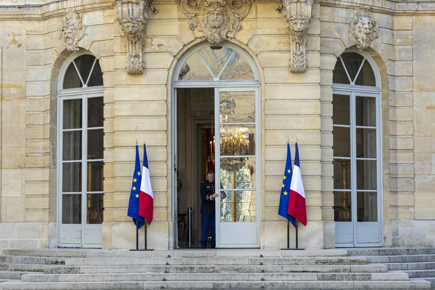 epa11614003 A republican Guard closes the door of the entrance of the Hotel De Matignon, French prime ministers&#039; official residence in Paris, France, 19 September 2024. Prime Minister Barnier con ...