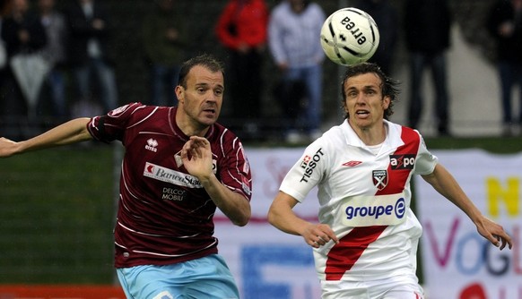 Ildefonso Lima Sola, von Bellinzona, links, kaempft um den Ball, gegen Geoffrey Treand, rechts, von Xamax, am Samstag 14. Mai 2011, beim Fussball Super League Meisterschaftsspiel zwischen dem AC Belli ...