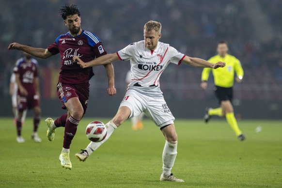 Le defenseur genevois Nicolas Vouilloz gauche, lutte pour le ballon avec l&#039;attaquant valaisan Gaetan Karlen, droite, lors de la rencontre de football de Super League entre le Servette FC et le FC ...