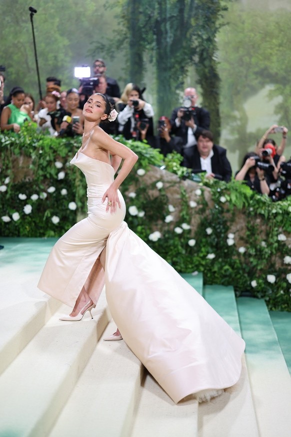 epa11323554 Kylie Jenner arrives at the red carpet for the 2024 Met Gala, the annual benefit for the Metropolitan Museum of Art&#039;s Costume Institute, in New York, New York, USA, 06 May 2024. The e ...
