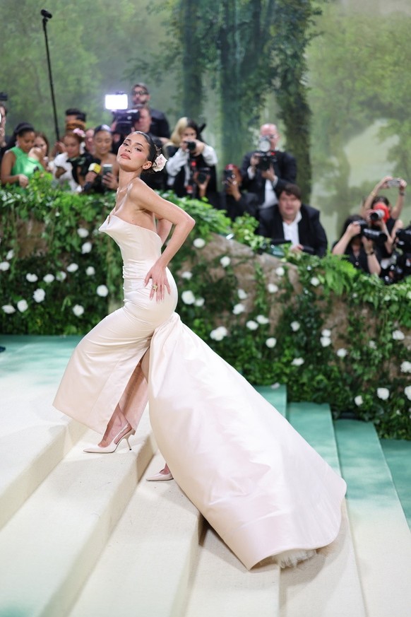 epa11323554 Kylie Jenner arrives at the red carpet for the 2024 Met Gala, the annual benefit for the Metropolitan Museum of Art's Costume Institute, in New York, New York, USA, 06 May 2024. The e ...