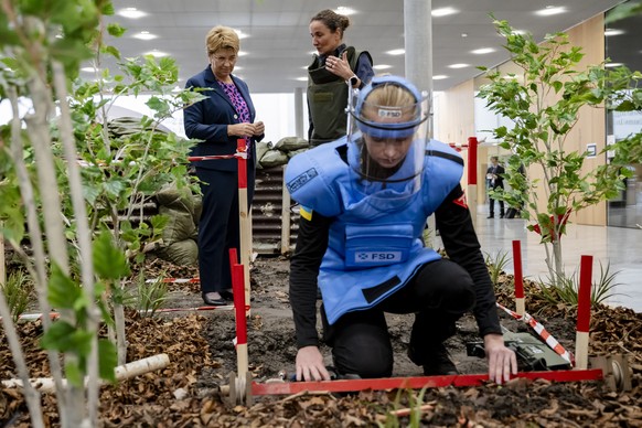 Viola Amherd, left, President of the Swiss Confederation, visits the minefiled exhibition with Ukrainian demining specialist Nadiia Kudryavtsevs, right, who works for the Swiss Demining Foundation (FS ...
