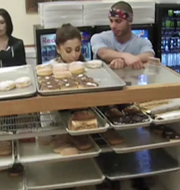 En 2015, Ariana Grande, alors âgée de 22 ans, a été filmée en train de lécher un donut qu'elle n'achètera jamais. Scooter Braun, son manager depuis à peine deux ans, a dû gérer le bad buzz.