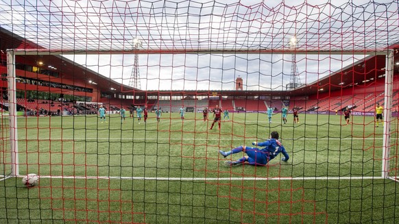 Xamax&#039;s forward Raphael Nuzzolo, left, scores the 2:1 at penalty against Thun&#039;s goalkeeper Guillaume Faivre, right, during the Super League soccer match of Swiss Championship between Neuchat ...
