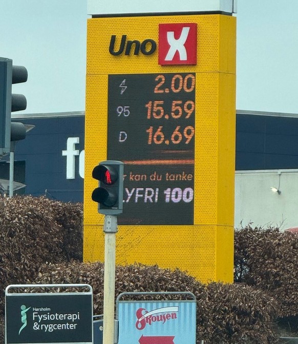 Un panneau d'affichage des prix de la chaîne de stations-service danoise Uno-X: tout en haut figure le prix extrêmement avantageux de l'électricité, et en dessous, les prix de l'essence et du diesel.