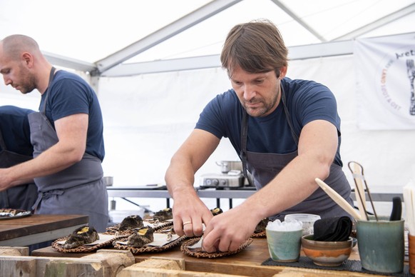 Ren Redzepi/Mette Brink Soeberg Serverer Graaand Danske Madanmeldere afholder - med et aars forsinkelse - AArets Ret 2020, paa Israels Plads i Koebenhavn, soendag den 29. august 2021. Her kaares aaret ...