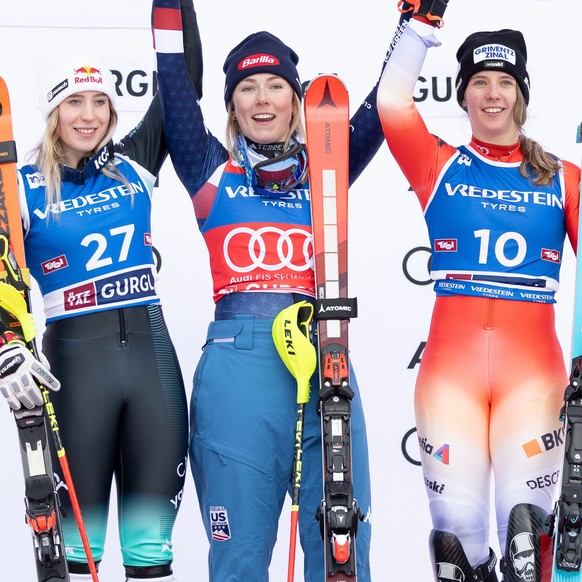 ABD0093_20241123 - HOCHGURGL - �STERREICH: v.l. Lara Colturi (ALB, 2. Platz), Siegerin Mikaela Shiffrin (USA), Camille Rast (SUI, 3. Platz) am Samstag, 23. November 2024, w�hrend der Siegerehrung im S ...