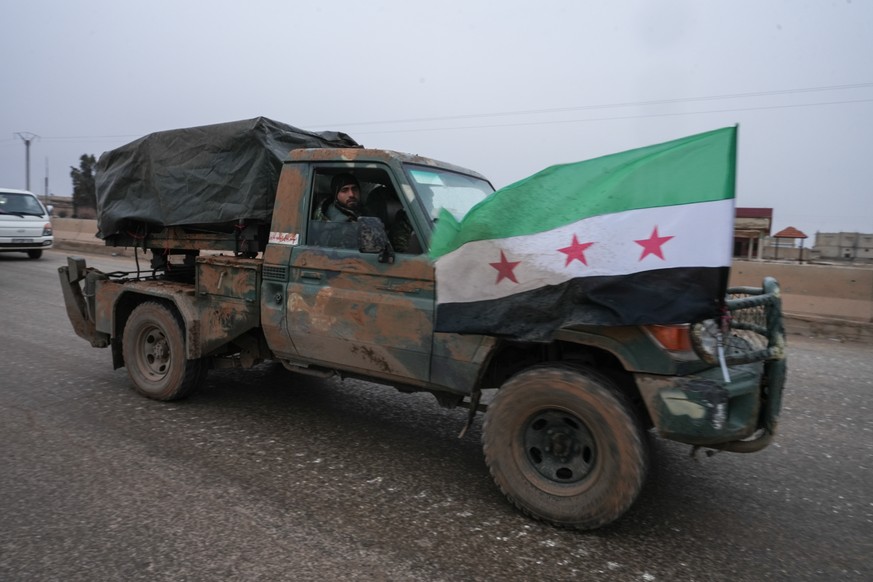 epa12656324 The entry of Syrian army forces into the Raqqa area after the withdrawal of the Kurdish-led Syrian Democratic Forces (SDF), eastern Aleppo countryside, Syria, 17 January 2026. EPA/AHMAD FA ...