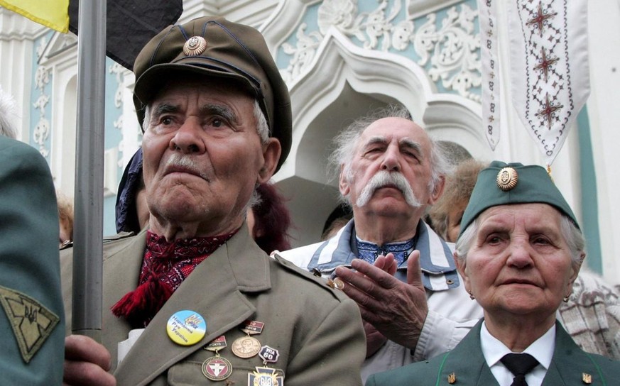 Veterans of the Ukrainian Insurgent Army (UPA) attend a meeting dedicated to the 64th anniversary of the UPA creation in Kiev on Saturday 15 October 2005. The Red Army veterans object against the fact ...