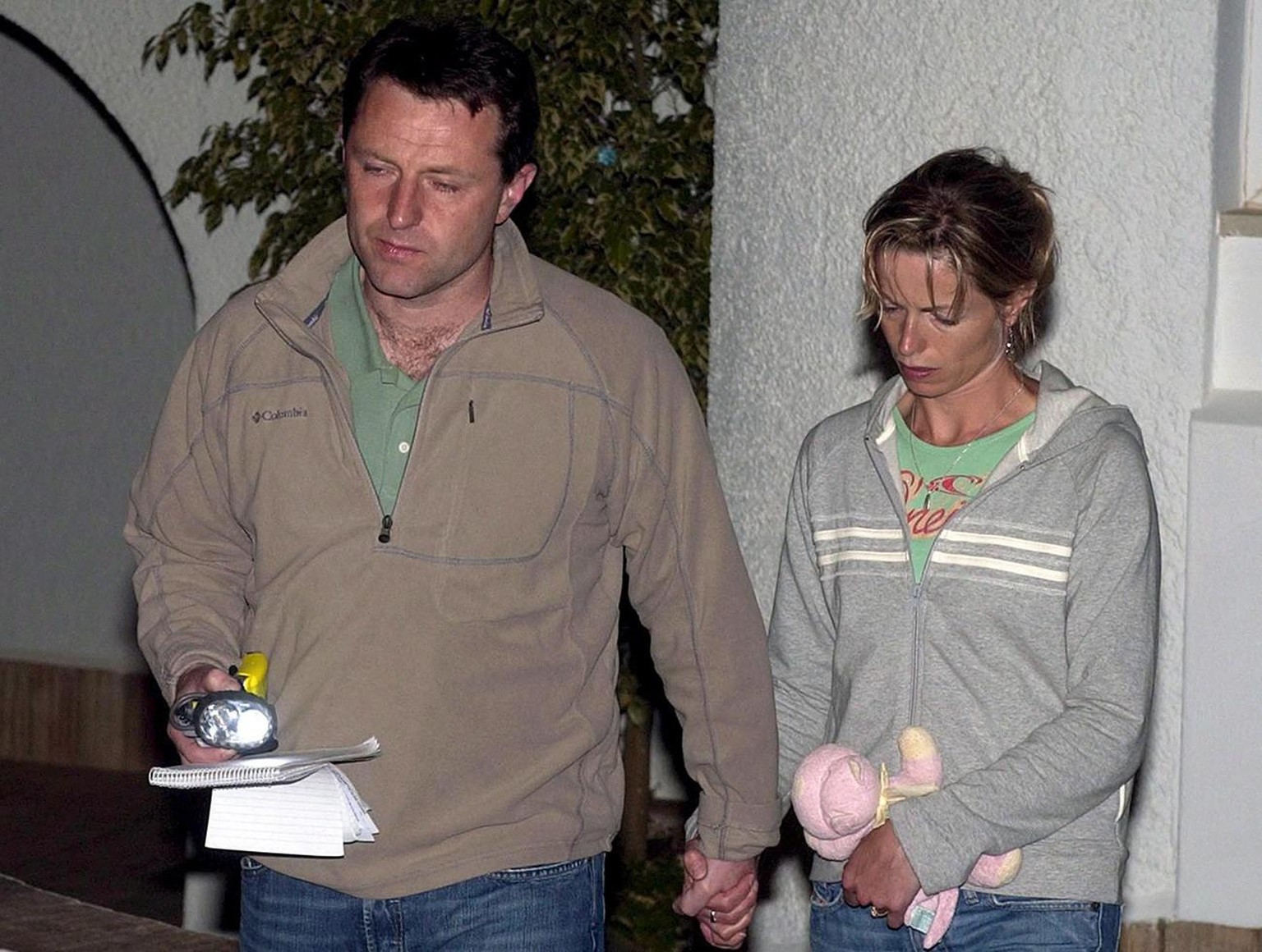 epa01000478 The mother (r) and father of Madeleine McCann, the three year old British child, who went missing last night in the Ocean Club village of Praia da Luz, Algarve, southern Portugal, 4 May 20 ...