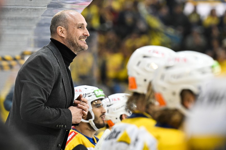 Davos&#039; Headcoach Christian Wohlwend in Spiel 5 des Playoff 1/4 Final Eishockeyspiels der National League zwischen den Rapperswil-Jona Lakers und dem HC Davos, am Samstag, 2. April 2022, in der St ...