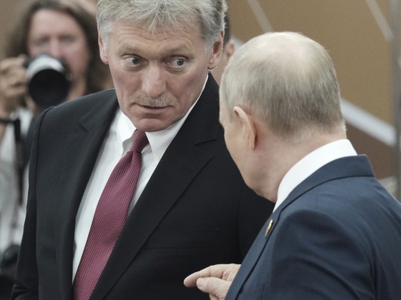 Dmitri Peskov (ici avec Vladimir Poutine) dénonce &quot;un processus de négociation vain&quot; (archives).