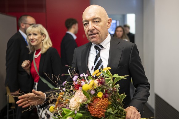 Der wiedergewaehlte Staenderat Daniel Jositsch, SP, erhaelt Blumen an den Eidgenoessischen Wahlen, am Sonntag, 22. Oktober 2023 im Walcheturm in Zuerich. Die Schweizer Buergerinnen und Buerger waehlen ...