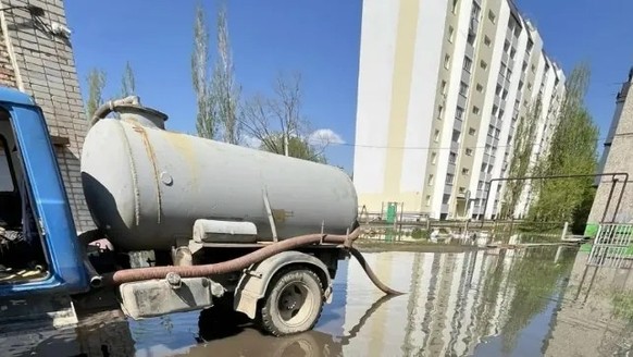 La ville d'Engels est submergée par les eaux usées. Les autorités russes tentent de pomper la boue.