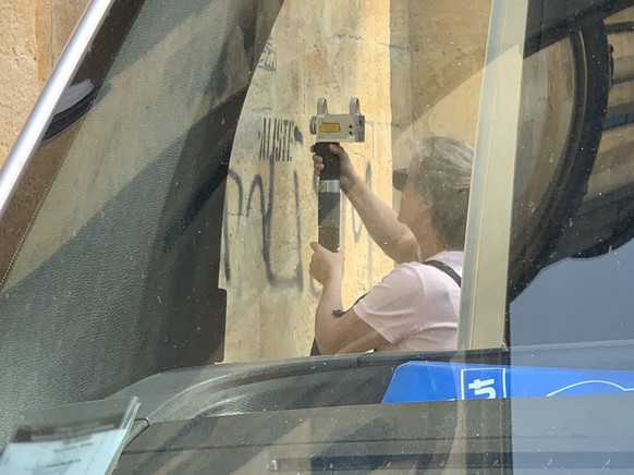Nettoyage au laser de l'un des tags de la collégiale de Neuchâtel.