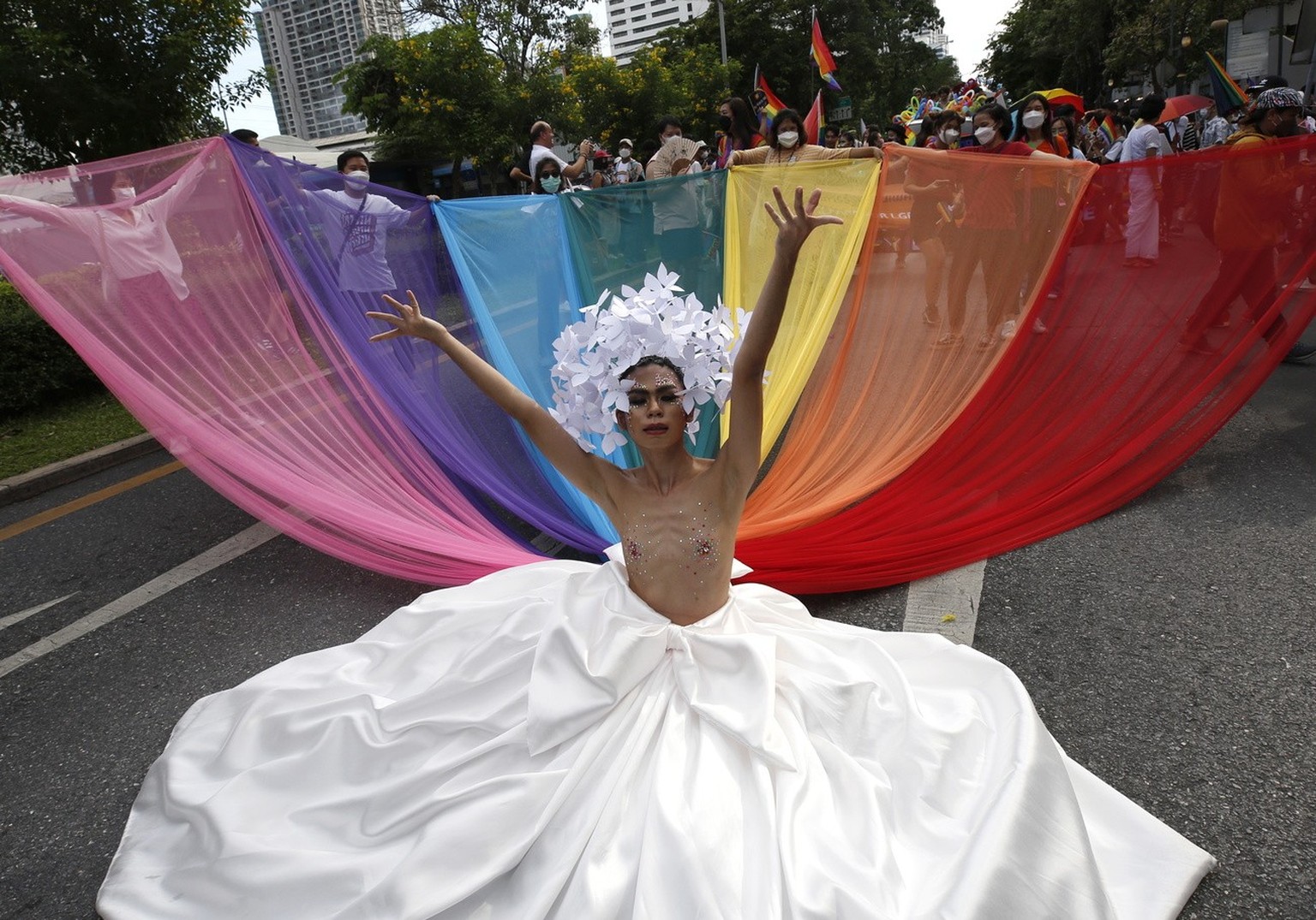 Un membre thaïlandais de la communauté LGBT portant un déguisement participe à la parade marquant la Journée de la fierté 2022 à Bangkok, en Thaïlande, le 5 juin 2022.