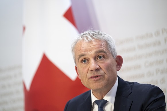 Bundesrat Beat Jans, spricht an einer Medienkonferenz ueber die innerstaatliche Umsetzung der Schutzklausel zum Freizuegigkeitsabkommen (FZA), am Mittwoch, 14. Mai 2025, im Medienzentrum Bundeshaus in ...