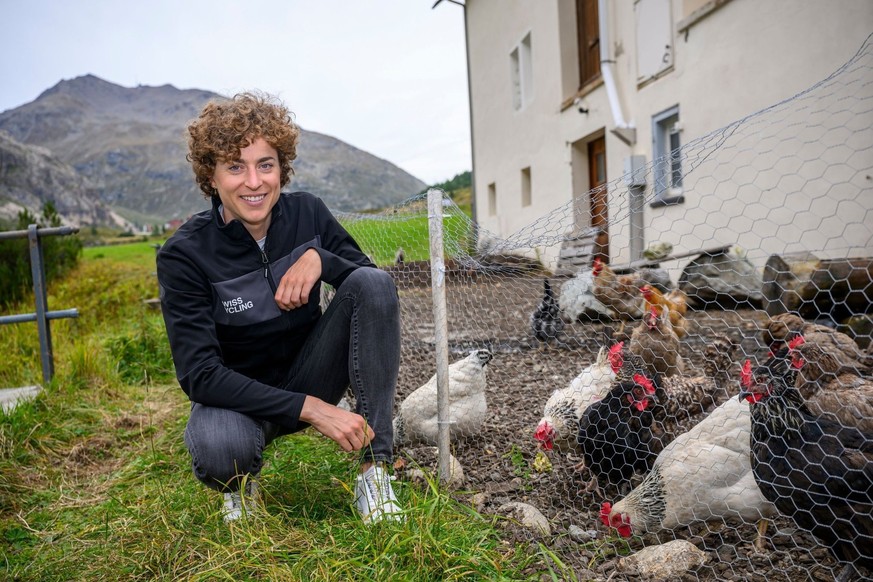 Marlen Reusser, qui a grandi dans une ferme, est à l'aise avec les poules derrière l'hôtel Berninahaus dans les Grisons.
