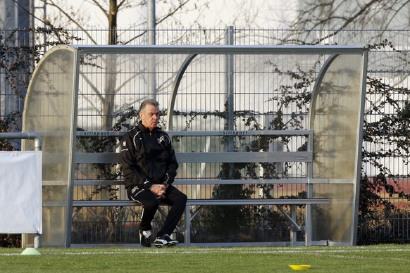 Nationaltrainer Ottmar Hitzfeld beobachtet das Training der Fussball Naionalmannschaft zur Vorbereitung auf das Laenderspiel gegen Bulgarien am Dienstag, 22. Maerz 2011 in Freienbach. (KEYSTONE/Alessa ...