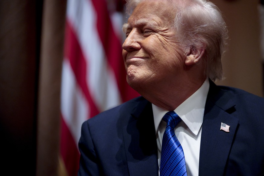 Foirage historique: Trump minimise et contre-attaque