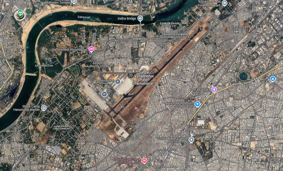 L&#039;aéroport d&#039;Ahmedabad, en Inde, est en pleine zone urbaine.