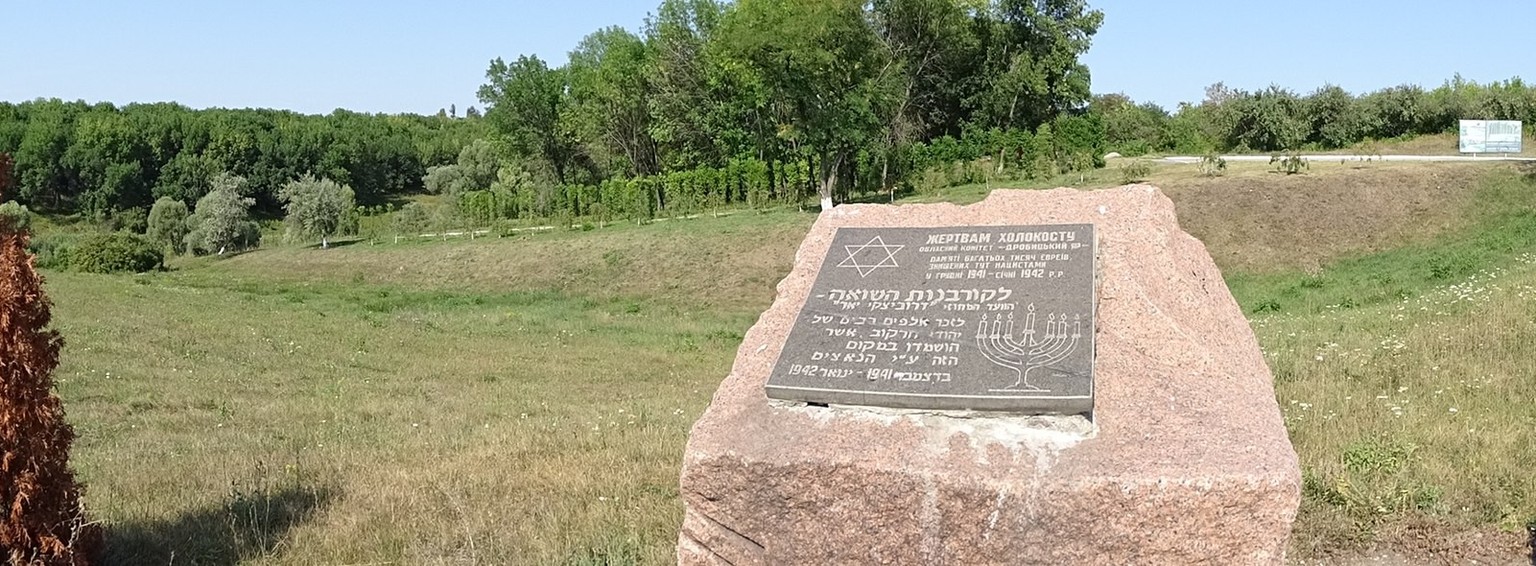 Panorama of killing site with memorial stone, Drobytsky Yar
By Adam Jones from Kelowna, BC, Canada - Panorama of Killing Site with Memorial Stone - Drobytsky Yar Holocaust Memorial - Outside Kharkiv ( ...