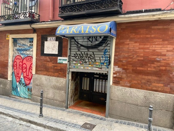 Le sauna Paraiso à Madrid, soupçonné d'être à l’origine de nombreuses infections, a fermé ses portes en urgence.