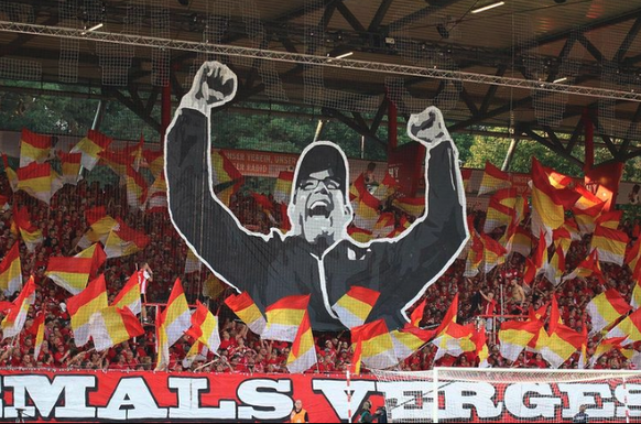 Urs Fischer est très apprécié des fans d'Union Berlin, qui lui rendent ici hommage avec un tifo.