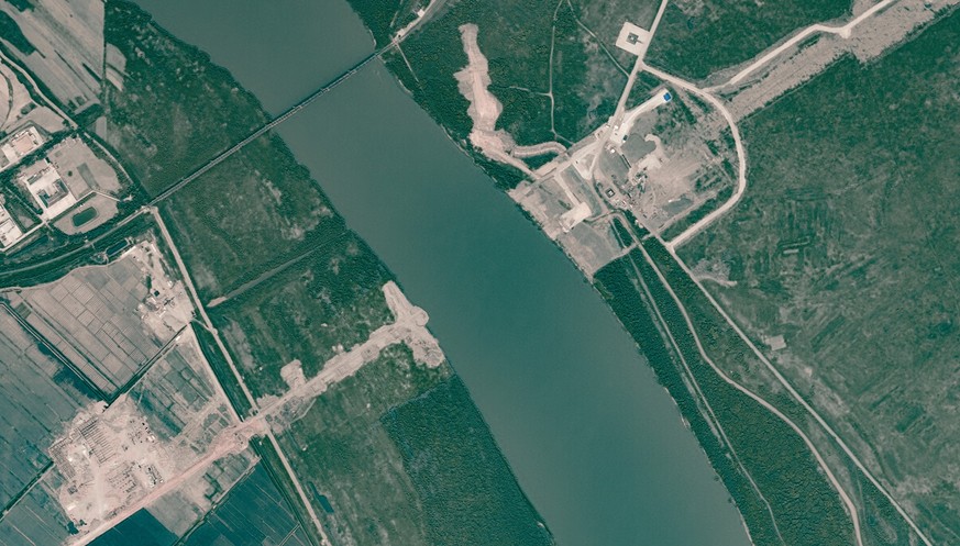 TUMANGANG, NORTH KOREA / KHASAN, RUSSIA MAY 29, 2025: 01 Vantor Satellite imagery shows construction activity for the new RussiaNorth Korea road (car) bridge over the Tumen River. Visible features inc ...
