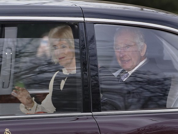 Souriant et saluant la foule, le roi, accompagn� de la reine Camilla, venait de recevoir la - br�ve - visite de son fils cadet, le prince Harry,