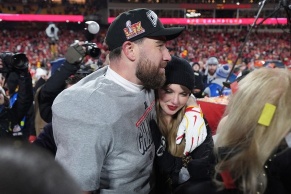 KANSAS CITY, ΜΙΣΣΟΥΡΙ - 26 ΙΑΝΟΥΑΡΙΟΥ: Ο Travis Kelce #87 των Kansas City Chiefs και ο Taylor Swift γιορτάζουν μια νίκη ενάντια στους Buffalo Bills στον αγώνα πρωταθλήματος AFC στο GEHA Field στο Arrowhead Stadiu ...