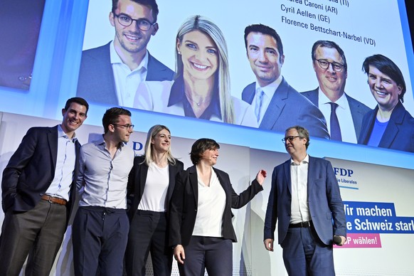 Das neue FDP Praesidium mit Parteipraesident Thierry Burkart, Nationalrat Andri Silberschmidt, Alessandra Gianella, Nationalraetin Florence Bettschart-Narbe und Nationalrat Cyril Aellen, vlnr, an der  ...