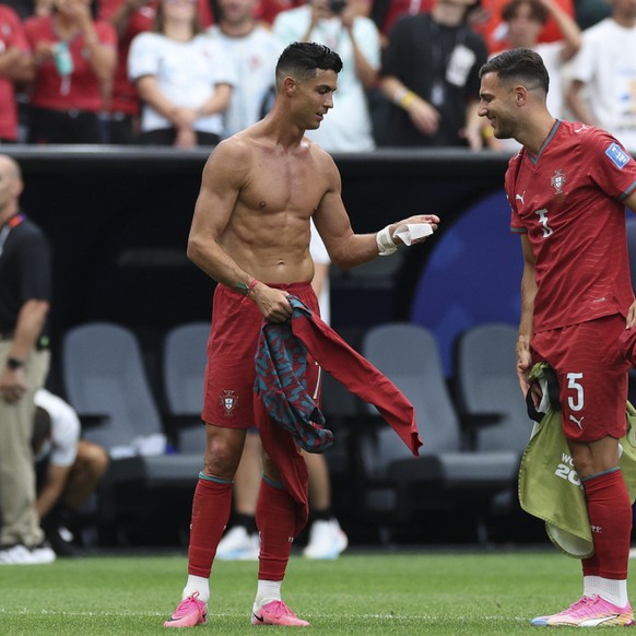 Cristiano Ronaldo (torse nu, avec Diogo Dalot) est devenu le premier joueur à marquer lors de six Coupes du monde.