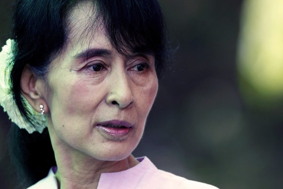 epa03164946 Aung San Suu Kyi, Myanmar democracy campaigner, speaks to the media, at her final media conference ahead of parliamentary by-elections in the gardens of her house in Yangon, Myanmar, 30 Ma ...