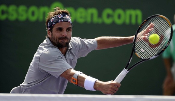 epa02090781 Arnaud Clement of France returns a shot to Guillermo Garcia-Lopez during their first round match at the Sony Ericsson Open in Key Biscayne, Florida, USA , 24 March 2010. EPA/ANDREW GOMBERT