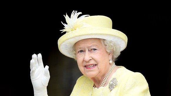 epa09774012 (FILE) - Britain&#039;s Elizabeth II waves as she arrives to St Paul&#039;s Cathedral ahead of The National Service of Thanksgiving to mark her 90th birthday in London, Britain, 10 June 20 ...