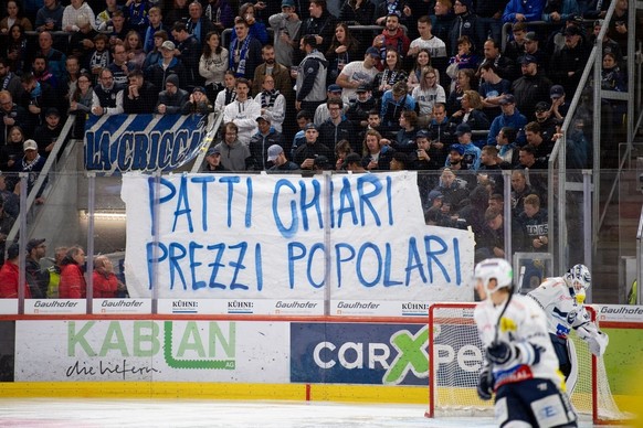 Les fans d'Ambri ont aussi manifesté à Langnau, avec la banderole suivante: «Des conventions claires, des prix populaires».