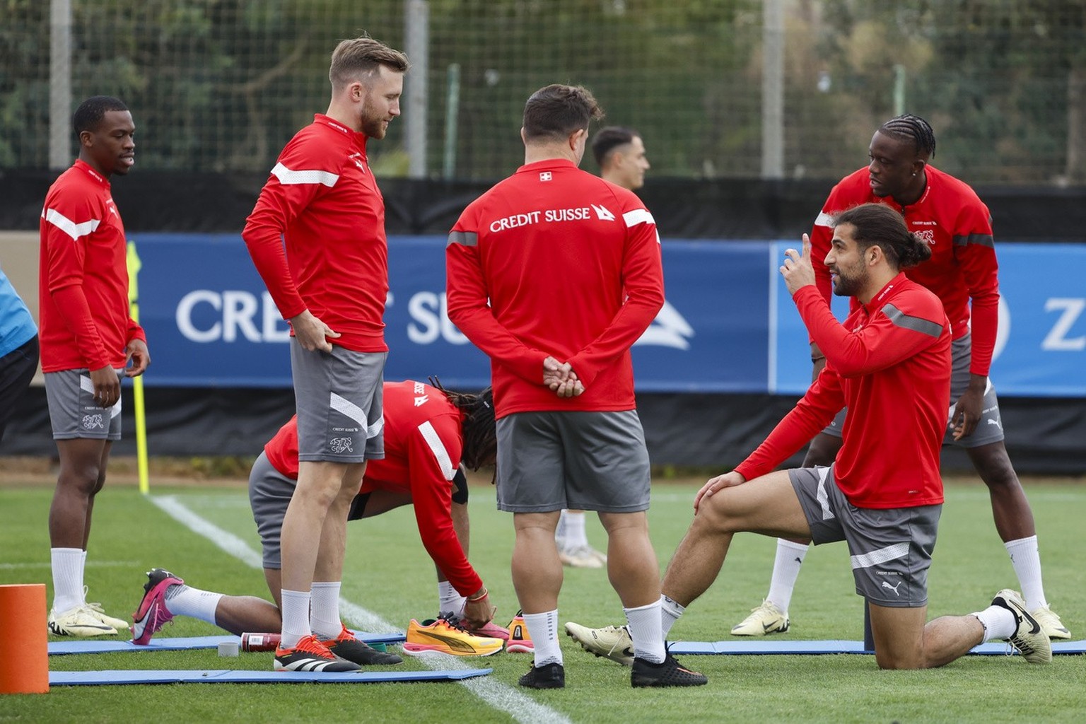 Ricardo Rodriguez, rechts, diskutiert mit Silvan Widmer, links, und Xherdan Shaqiri, vorne, waehrend einem Training am Donnerstag, 21. Maerz 2024 in Cartagena, Spanien. Die Schweizer Fussball National ...