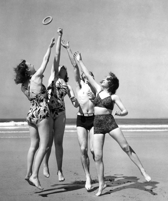 Bildnummer 60059497 Datum 01011900 Copyright imagoUnited Archives InternationalA game of quoits on the beach at Newquay Cornwall 16th May 1948 kbdig 1900 quadrat 40s 1940s 1940 s 40 s forties British  ...